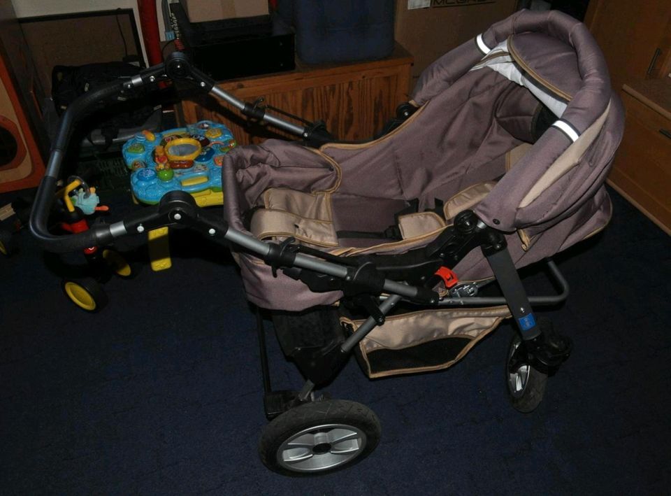 Babywagen, Kinderwagen, Buggy, umfangreiches Zubehör in Düsseldorf