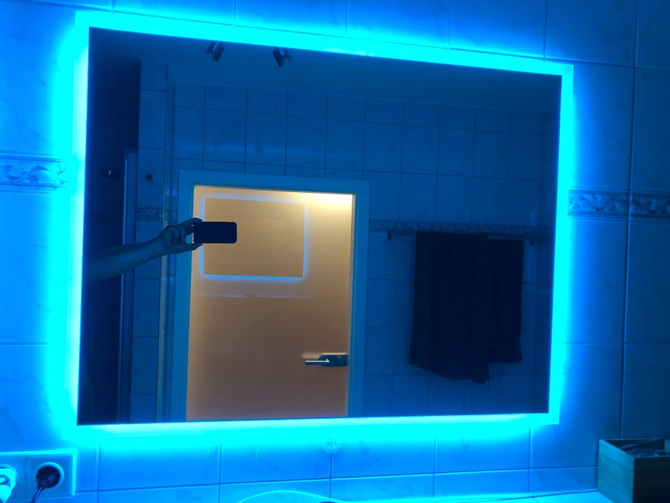 Badezimmer Spiegel verschied. Lichtfarben wählbar 90 x 70 cm in Köln