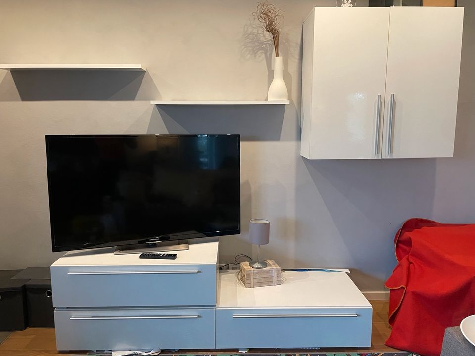 Wohnwand Möbel Wohnzimmer TV Schrank Schrankwand weiß Hochglanz in Flieden