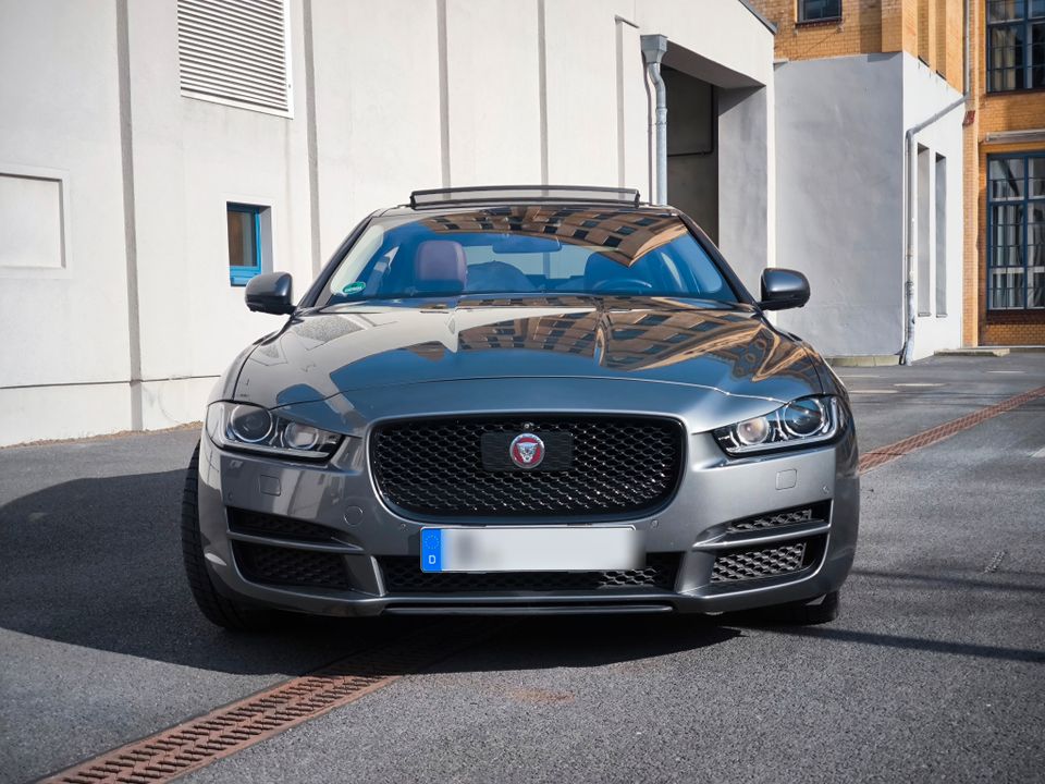 Jaguar XE 20d Portfolio *Pano*Head Up*360°*ACC*19 Zoll 8-Fach in Berlin