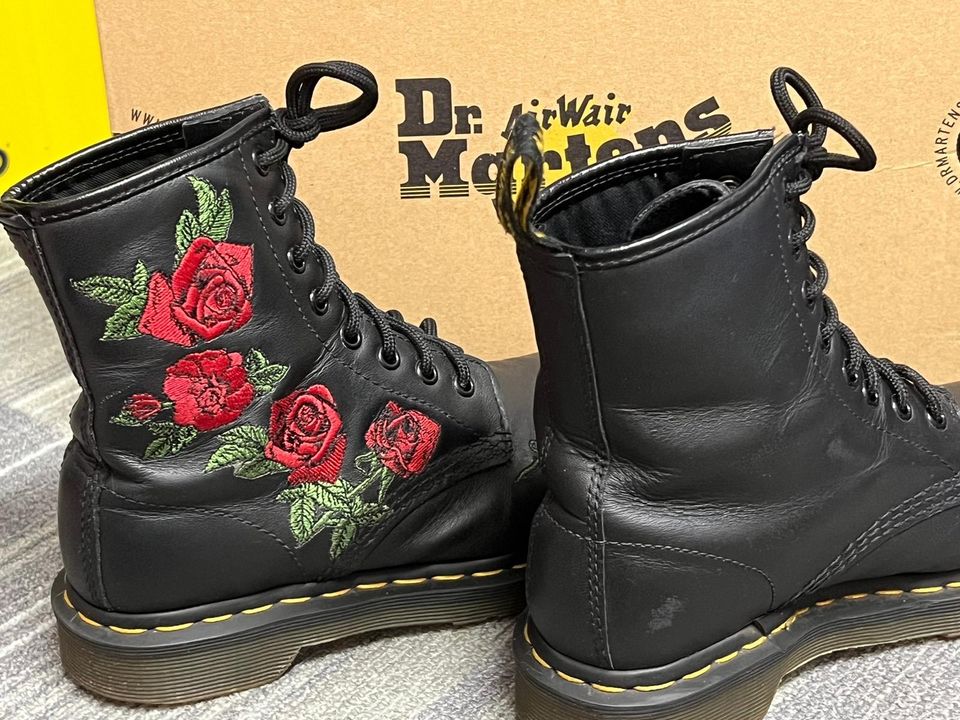 Dr. Martens Schuhe Gr. 36 mit Rosen Print in Willich