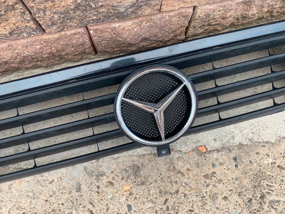 Frontgrill Mercedes Benz Vito in Merseburg