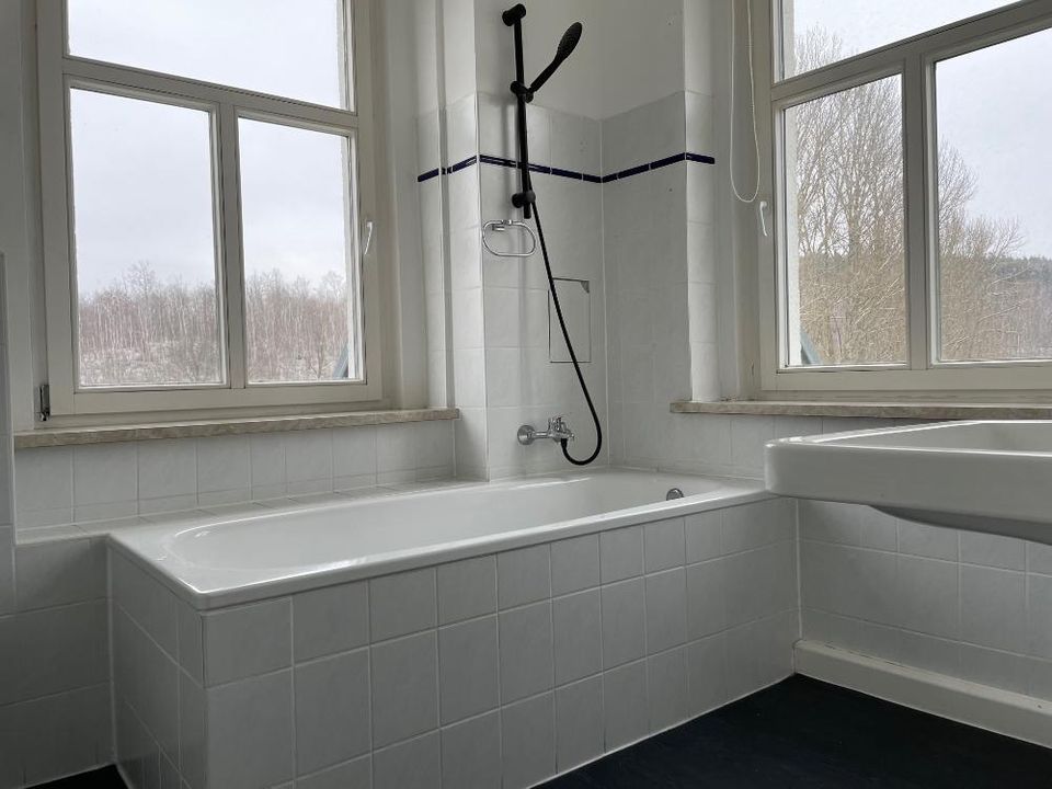 helle DG-Wohnung - TGL-Bad mit Wanne in Plauen