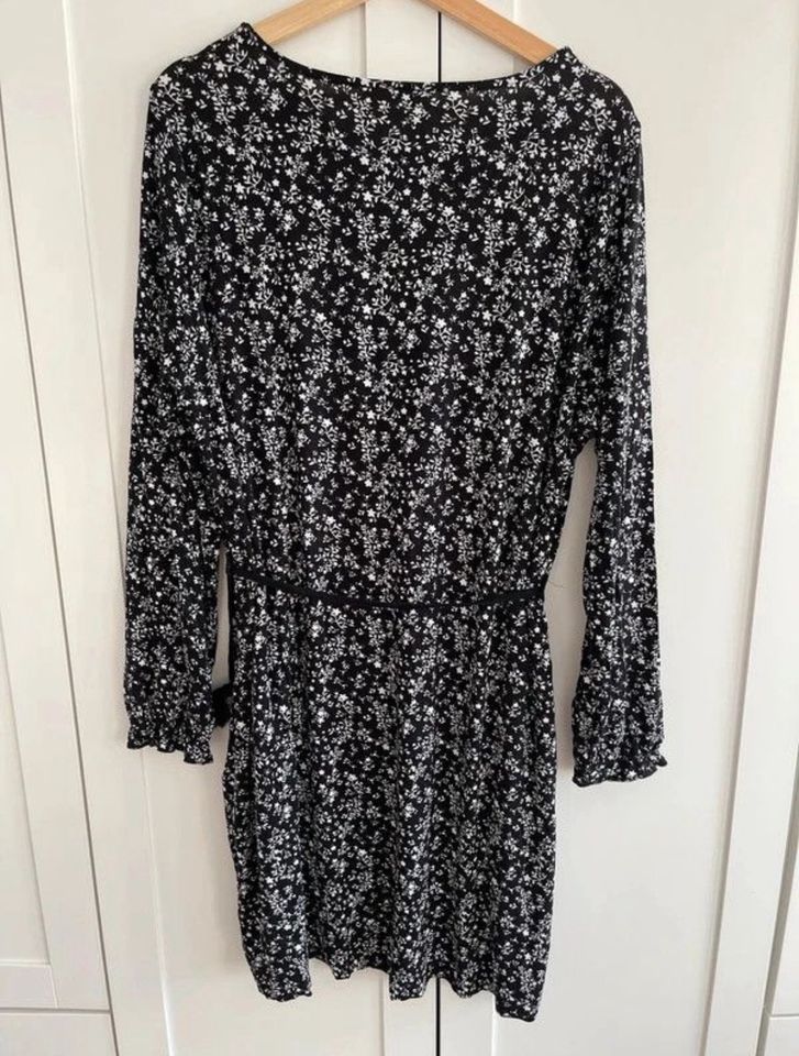 Kleid Tchibo Größe 44/46 schwarz weiss in Lütjenburg