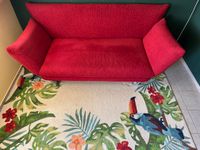 cooles rotes Sofa auf Rollen mit neigbaren Armlehnen + Teppich Schwerin - Altstadt Vorschau