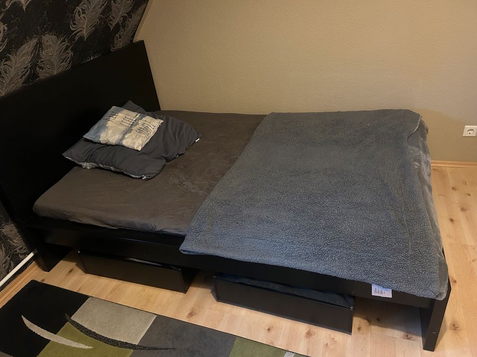 Bett mit Matratze und 2 großen kessen plus 2 klein Schubladen . in Neu-Isenburg