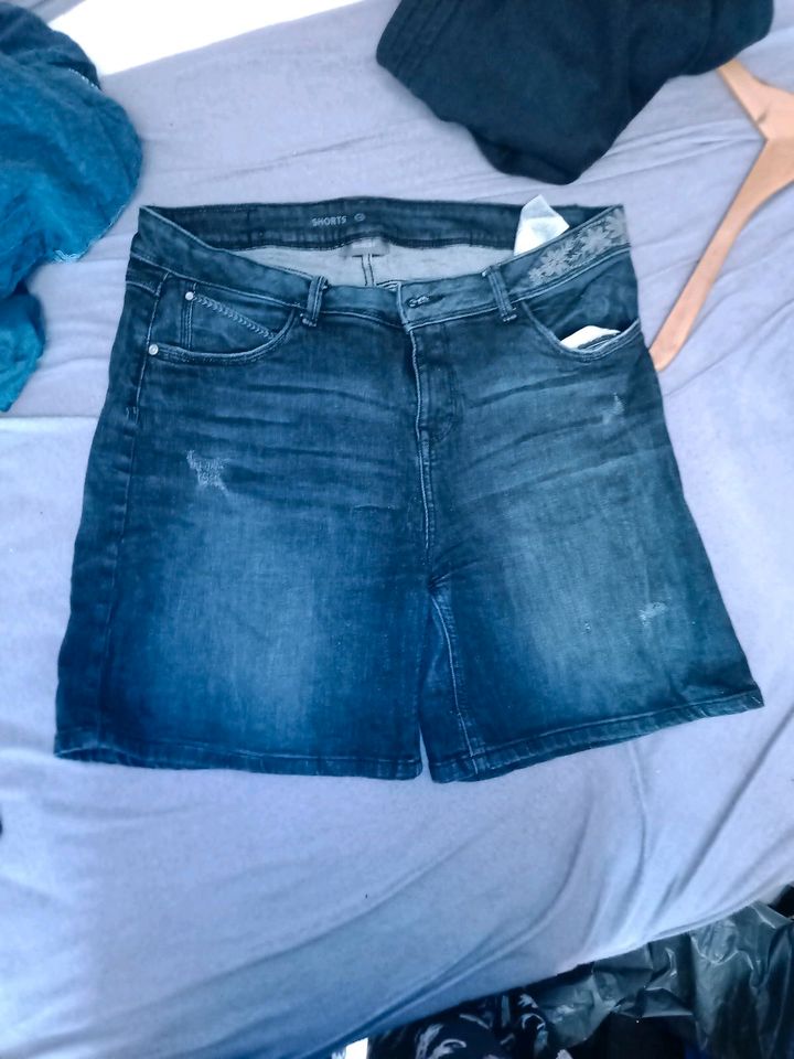 Kurze Hose, schwarz gr44, Jeans in Mönchengladbach