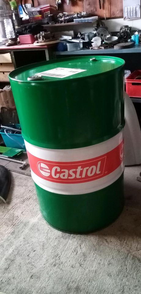 Ölfass Castrol 208 Liter Feuertonne Möbel Werkstatt in Korbach