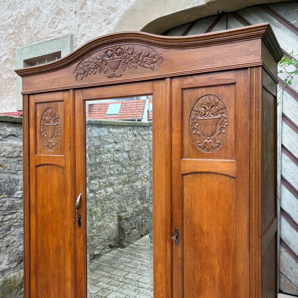 ANTIKER KLEIDERSCHRANK | JUGENDSTIL HOLZVERZIERUNGEN | EICHE in Würzburg