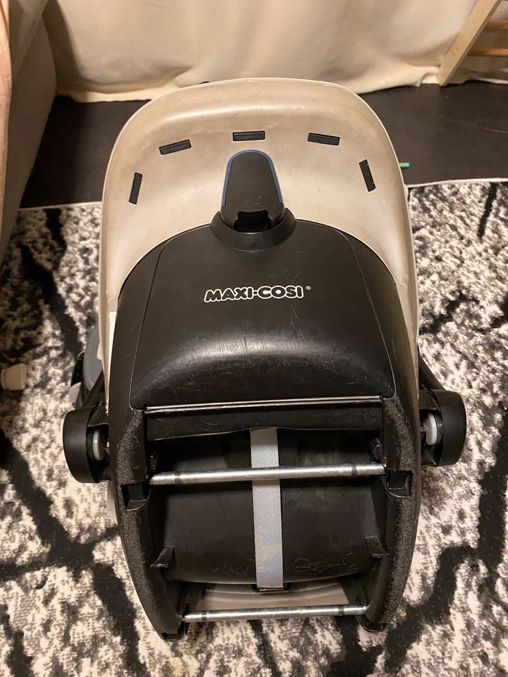 Maxi Cosi Babyschale mit Isofix Basis in Düsseldorf