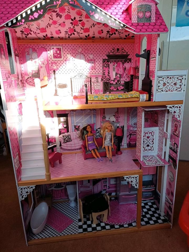 Puppenhaus / Barbiehaus von kidcraft in Seinsheim