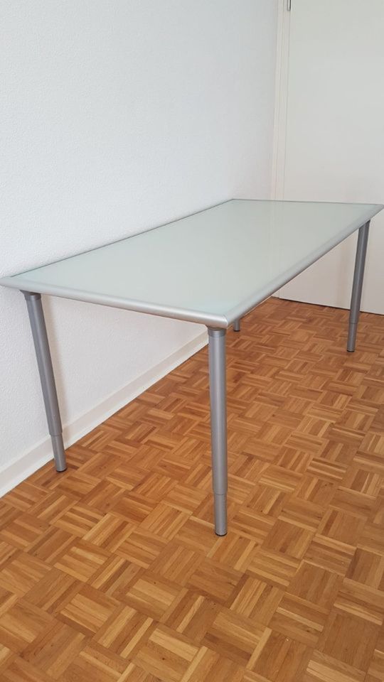 IKEA Tisch Glastisch Schreibtisch Milchglas in Göttingen