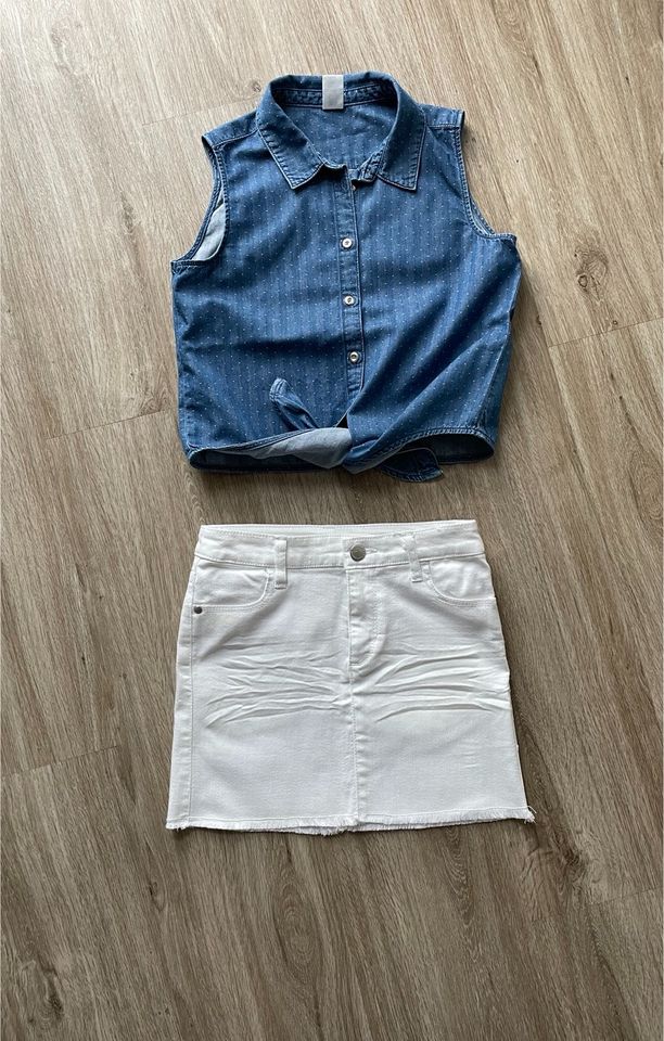 Set / Paket Jeansrock + Bluse + Jumpsuit ( Playsuit) Gr. 134 in Vechelde