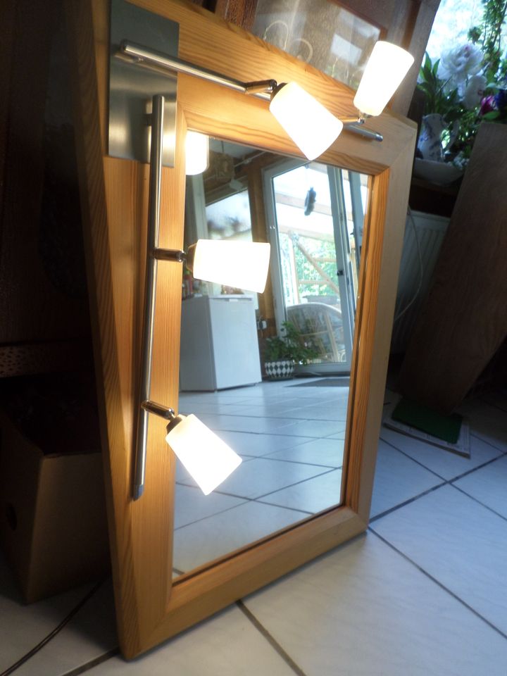 Holzspiegel mit 4 verstellbaren Lampen in Bardowick