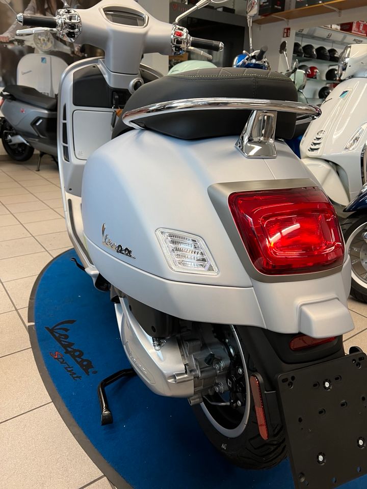 Neu! Vespa GTS 300 Super Tech Grigio Entusiasta Matt E5 grau in Freiburg im Breisgau