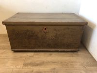 #A Flachdeckeltruhe Kiste Box Holz Antik Reisetruhe alt Innenfach Sachsen - Burgstädt Vorschau