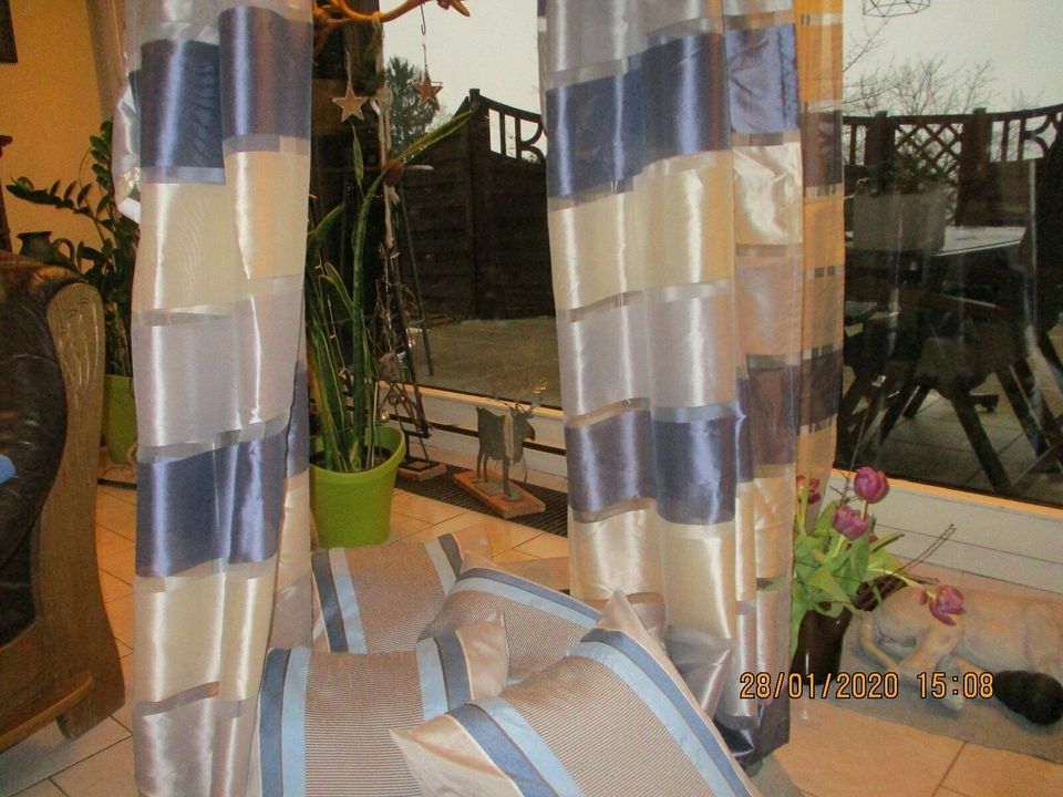 Gardinen Wohnzimmer + 4 Kissen-Hüllen in Eschau