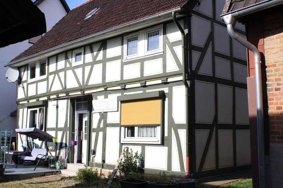 Mögliche Monatsrate 362,92 € *!Nostalgisches Fachwerkhaus in Staufenberg-Landwehrhagen – kein Denkmalschutz – 1464 m² Grundstück!* in Staufenberg