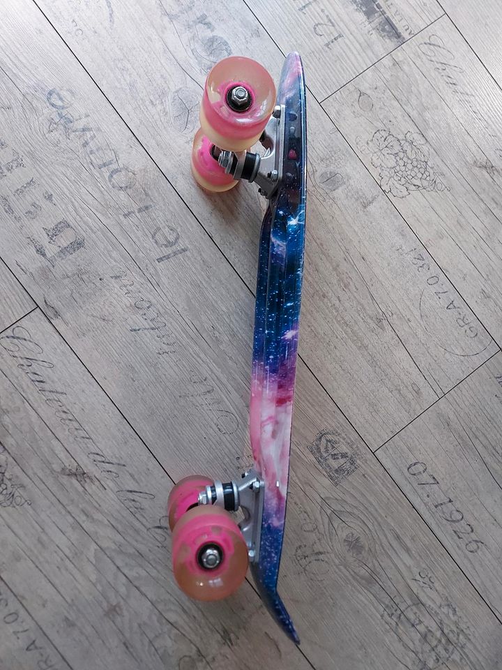 Kaum genutztes Skateboard LED in Bietigheim