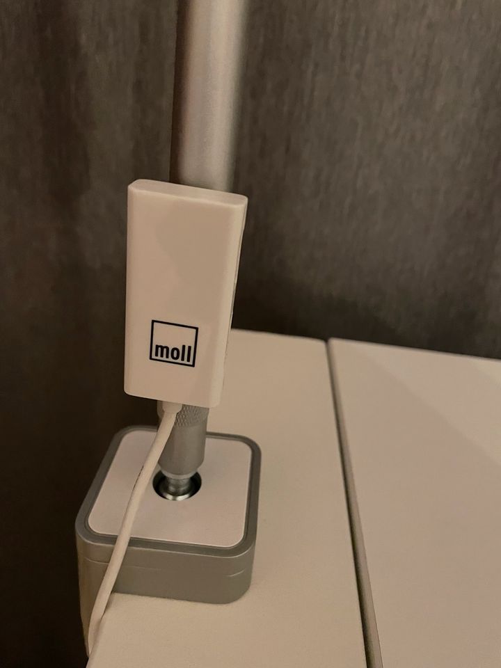 Moll Flexlight Schreibtischlampe mit USB Ladefunktion in Hamburg