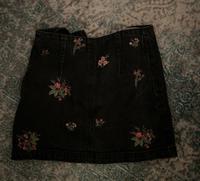 Topshop Jeans - Minirock  Schwarz mit Blumen Nordrhein-Westfalen - Borken Vorschau