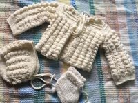 Set Strickjacke, Haube und Baby Schuhe Baden-Württemberg - Altbach Vorschau