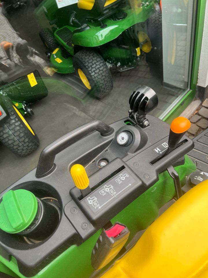 John Deere 2026R mit Frontlader, Kompakttraktor / Pflegetraktor in Lollar