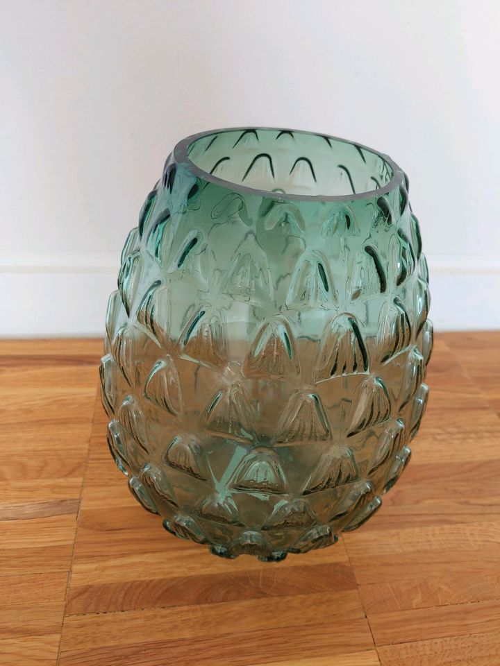 H&M Home grüne große Vase aus Glas mit Muster in Berlin
