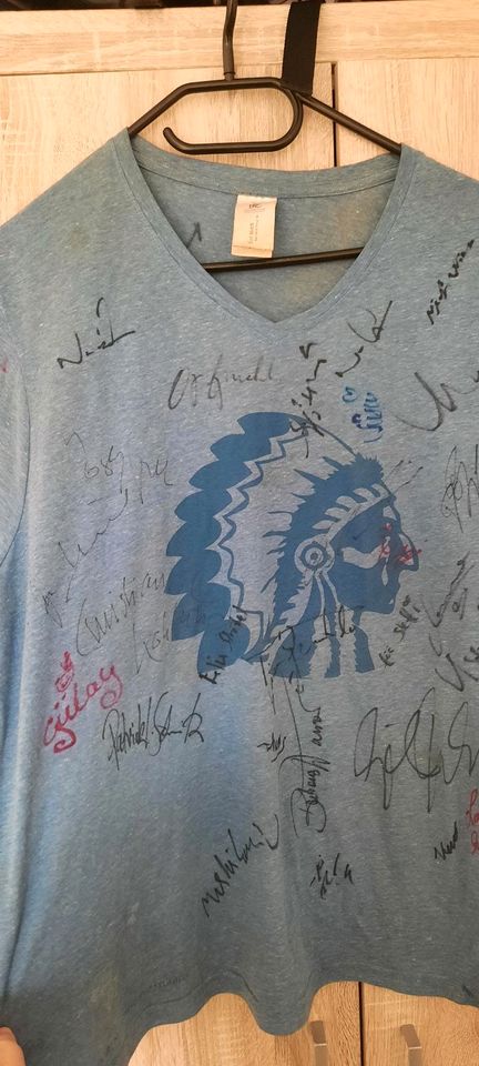 Nie getragen Karl May T-Shirt mit vielen Autogramme drauf !!!! in Neumünster