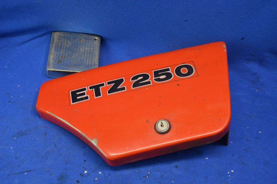 mz etz 250 batteriefach deckel abdeckung seitendeckel patina rot in Tharandt