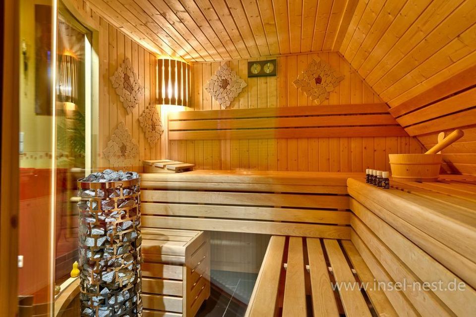 HOCHZEITSSUITE WHIRLPOOL SAUNA KAMIN HIMMELBETT GARTEN Wellness in Elsdorf