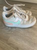 Nike Air Schuhe Sneaker 36,5 Mädchen Damen Hessen - Alsfeld Vorschau
