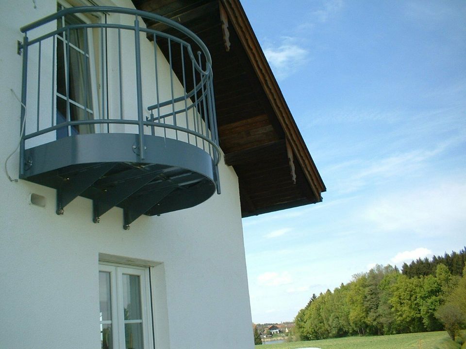 Geländer , Zäune , Balkone, Außentreppen usw. in Kastl