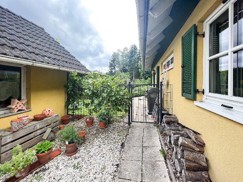 Schönes Landhaus mit Nebengebäude und Teich + Photovoltaik - Erbpacht Windhagen OT in Windhagen