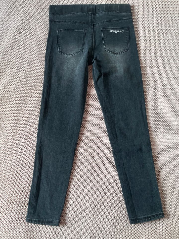 Desigual Jeans Gr. 134/140 in Hamburg