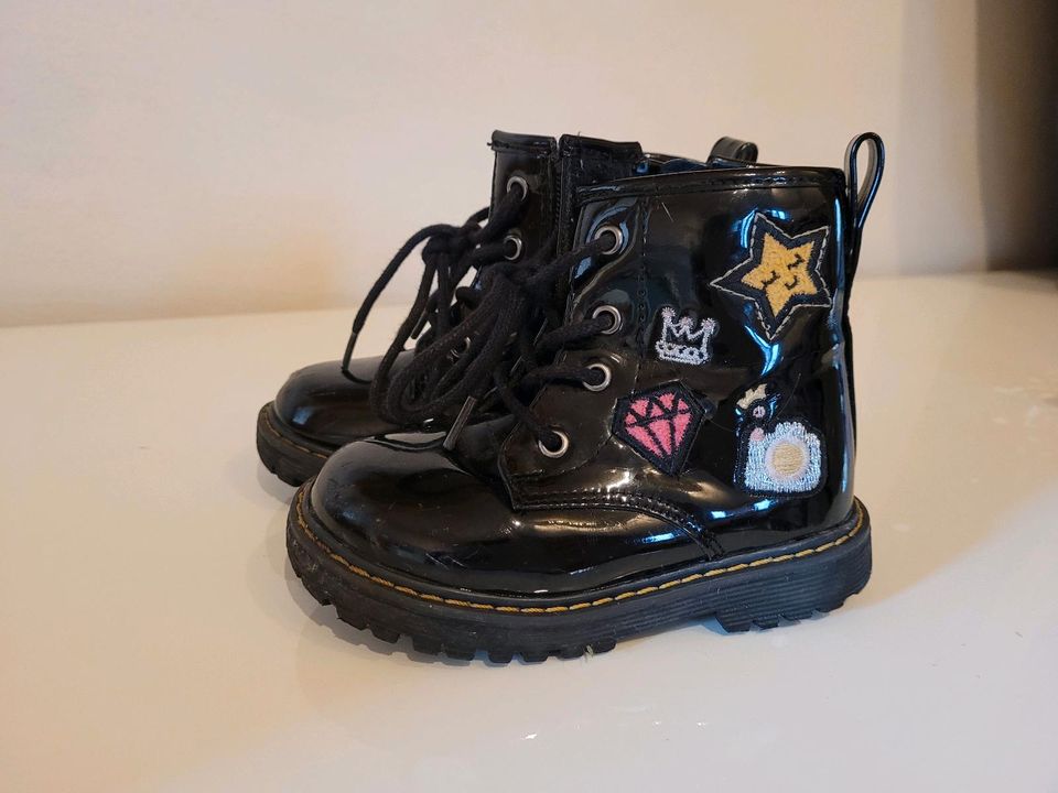 Stiefel für Mädchen Lack schwarz Gr 22 mit Stickereien in Merchweiler