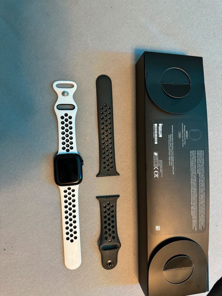 Appelwatch Series 7 Midnight Nike Edition in Murg