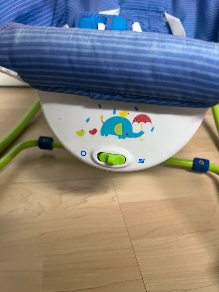 Baby Wippe Mit Vibrationsfunktion und Spielzeug in Nufringen