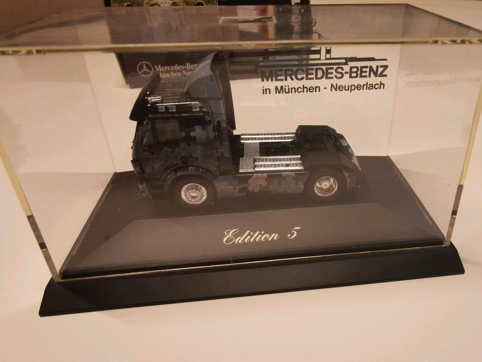 Herpa 1:87 Mercedes Benz SK "Puzzle" in Bremen