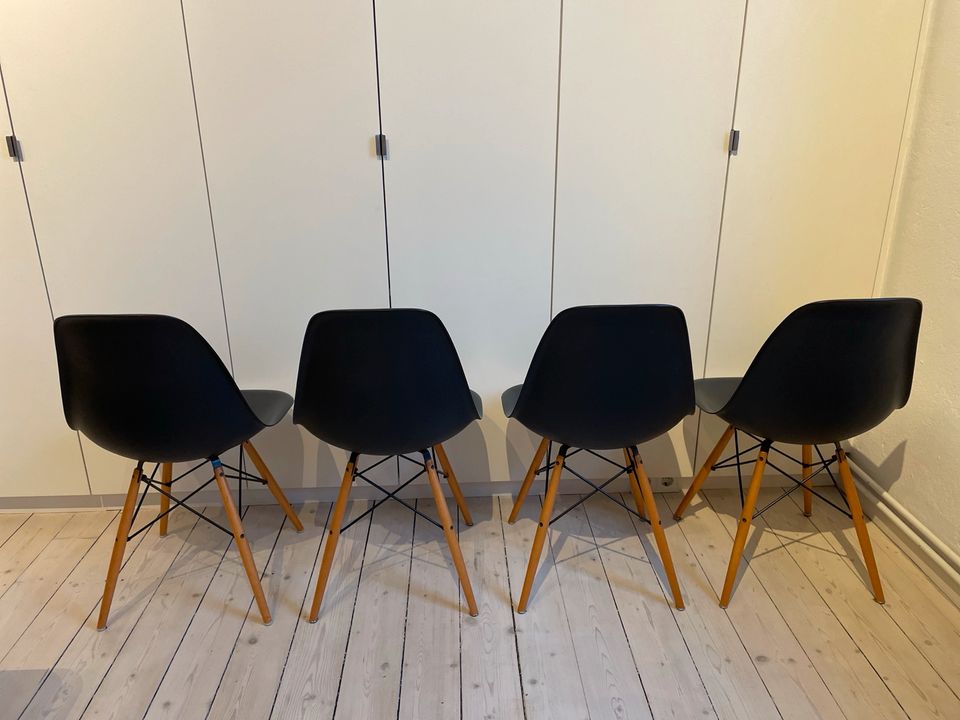 2 x VITRA Eames Plastic Side Chair DSW, schwarz / Ahorn in Hannover