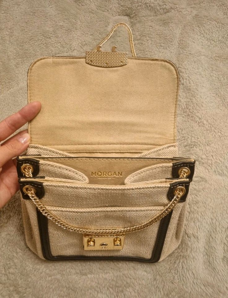 Beige Tasche mit goldener Schnalle in Frankfurt am Main