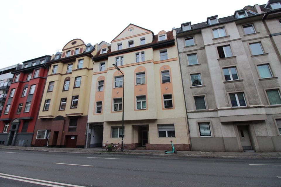 2 Monate mietfrei ! 216m² für ihre Wohnträume *** 4 Zimmer mit Balkon im Altbau in Düsseldorf