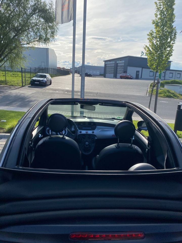 Fiat 500C Sport Ausstattung / Schwarzes Cabrio in Limeshain