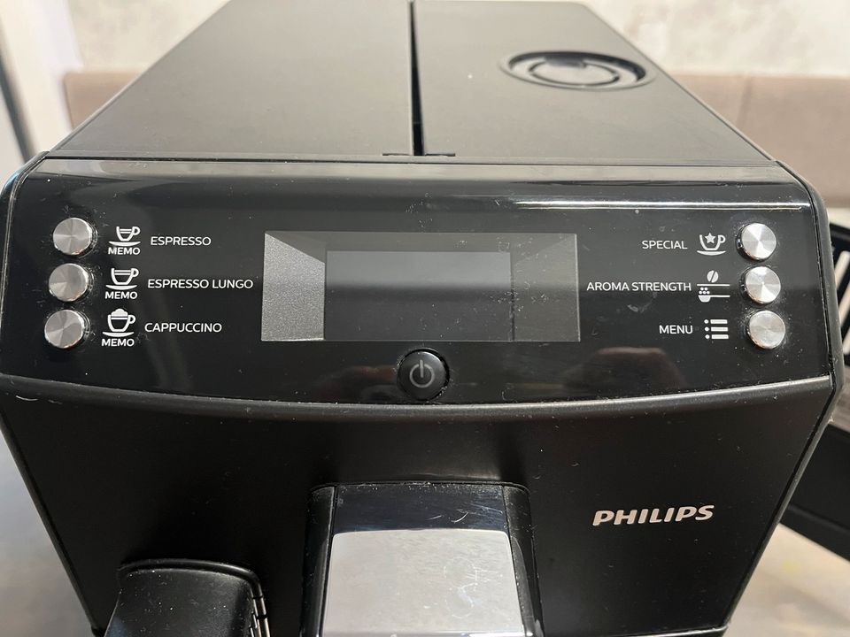 Philips HD8834 Espresso Vollautomat Kaffee in Küps