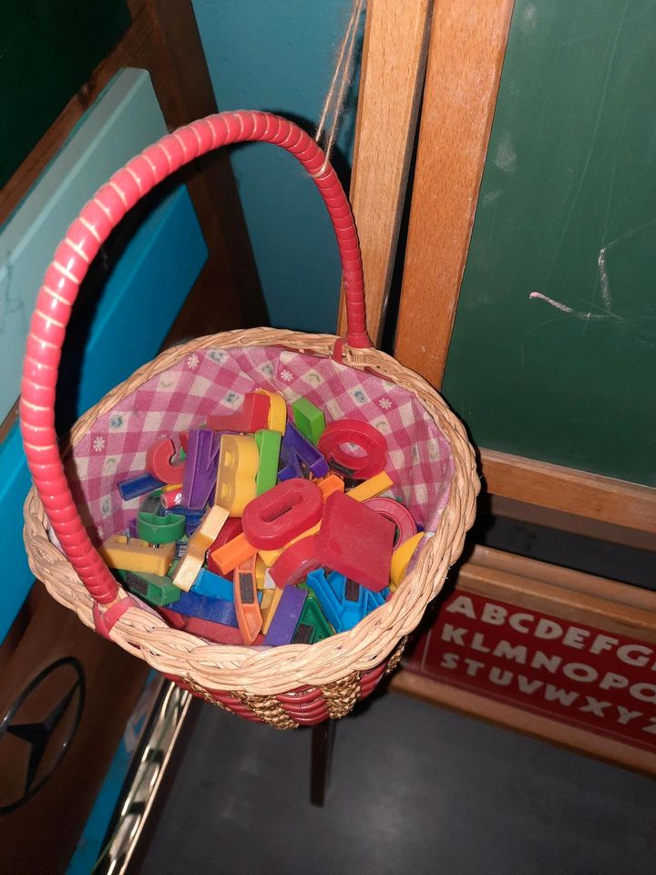 Schreib und Magnettafel, Tafel mit vielen Magnet Buchstaben in Netphen