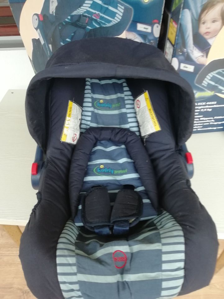 2 X Kindersitz Babytrage Schalensitz  Zwilling CE- Norm Auto Sitz in Bayreuth