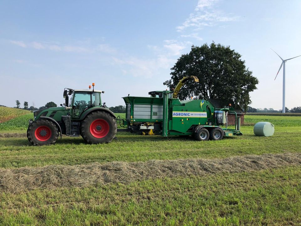 Pressen und wickeln von Maisballen, Maissilageballen,Maissilo in Laer