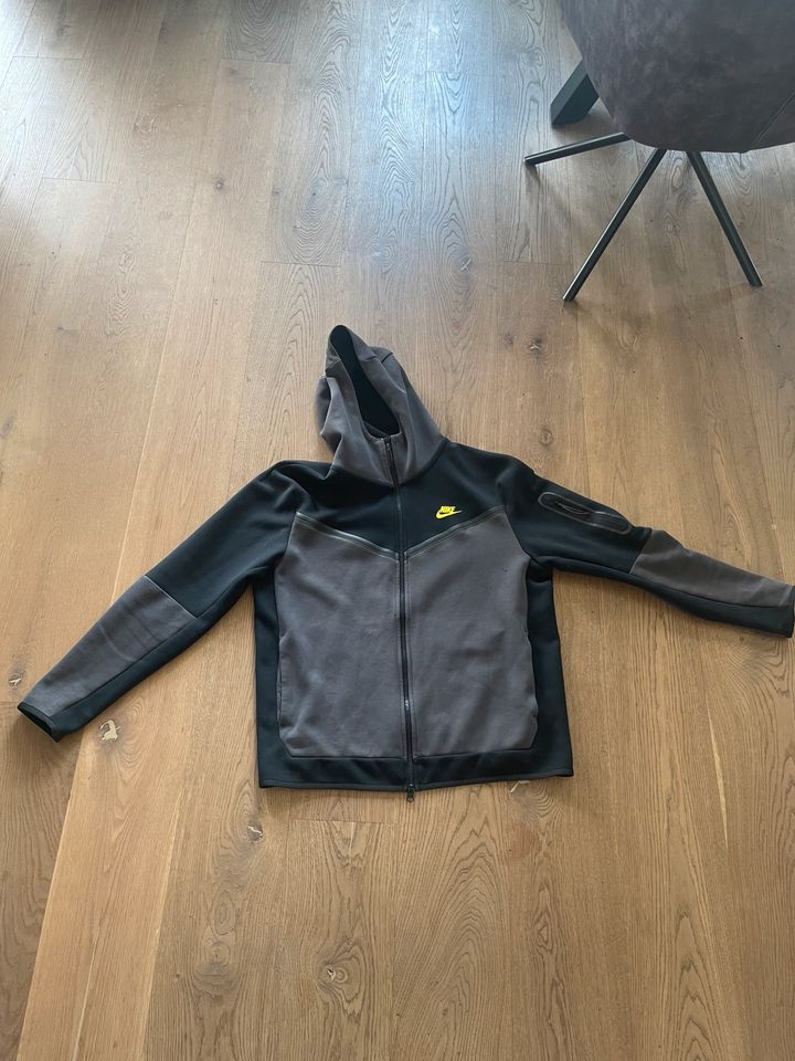 Nike Tech Fleece schwarz neon in Essen