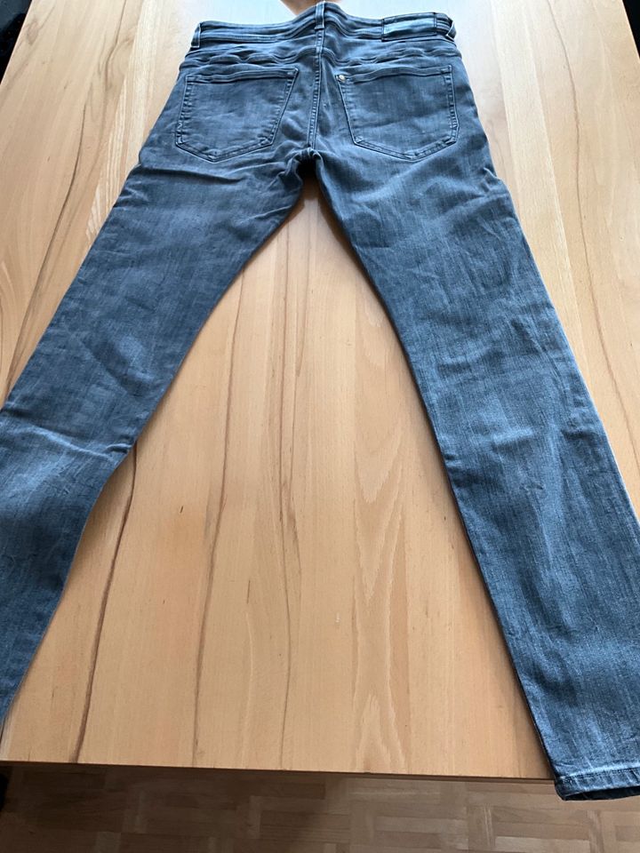H&M Jeans Größe 32/32 Farbe Anthrazit hell guter Zustand in Schwieberdingen