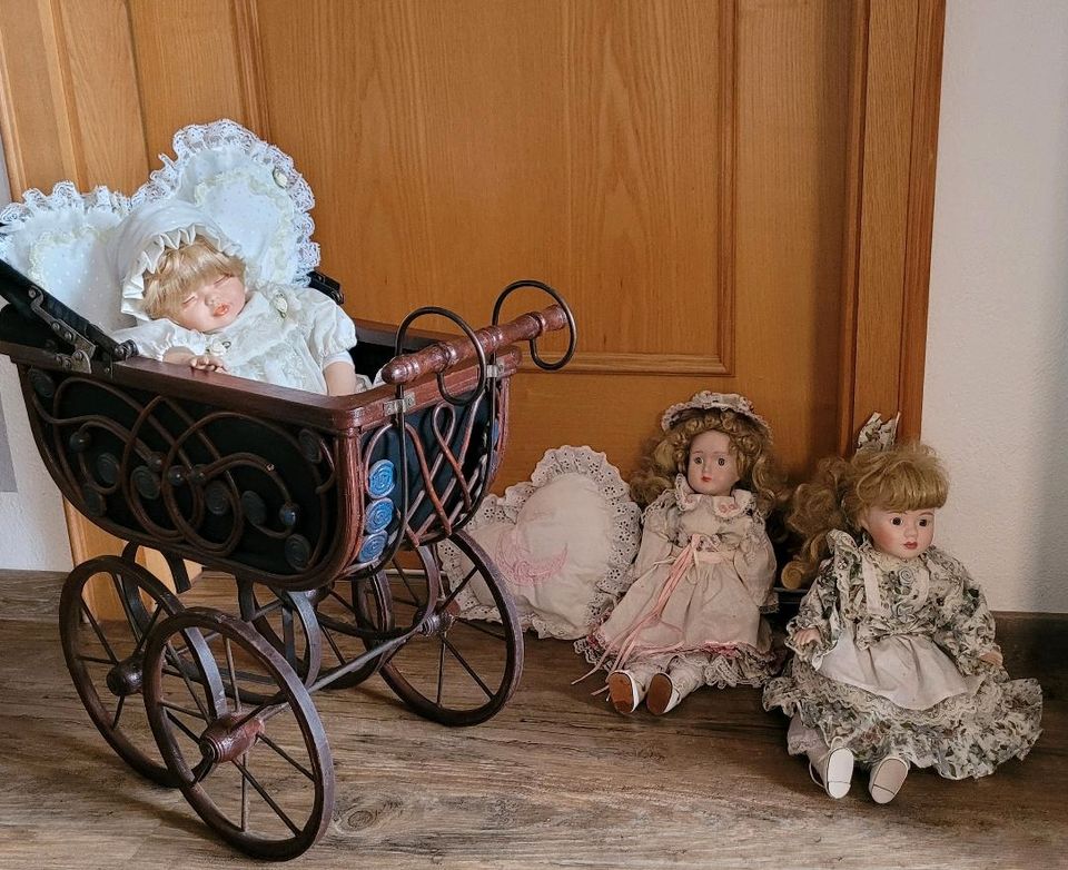 Puppenwagen alt retro mit 3 Porzellan-Puppen in Buch